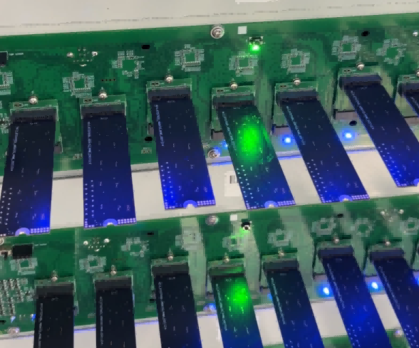 Bag pålidelighed: En dag i moderne SSD-fabriks strenge daglige testoperationer