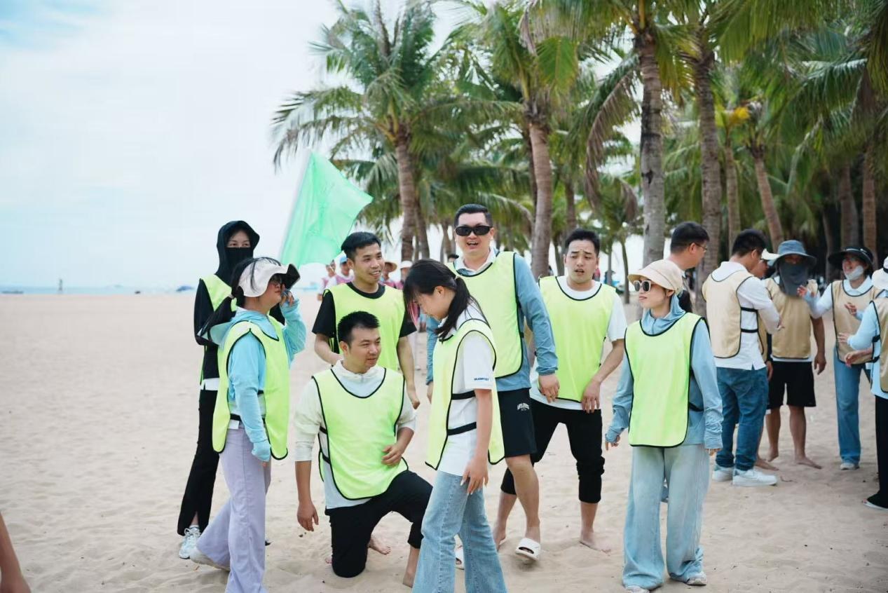 GUDGA-teammedlemmer kommer sammen til en Seaside Teambuilding-begivenhed